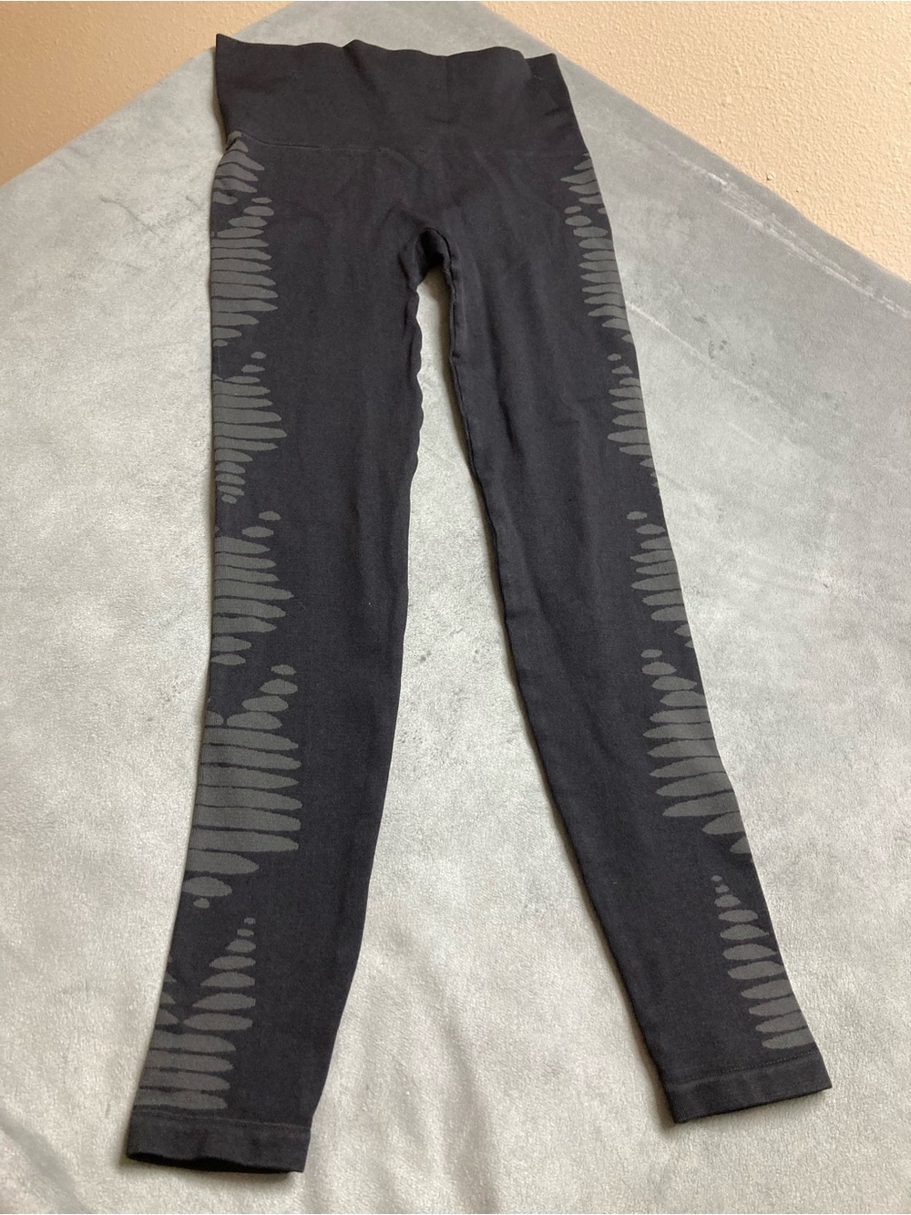 Spanx Medium Leggings Black Grey side pattern